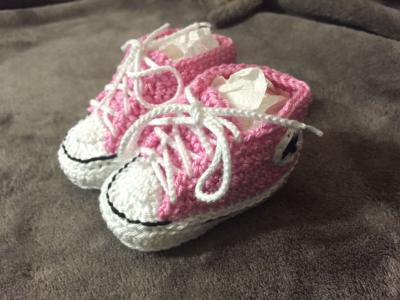 gehäkelte Babyfinkli in Converse-Optik